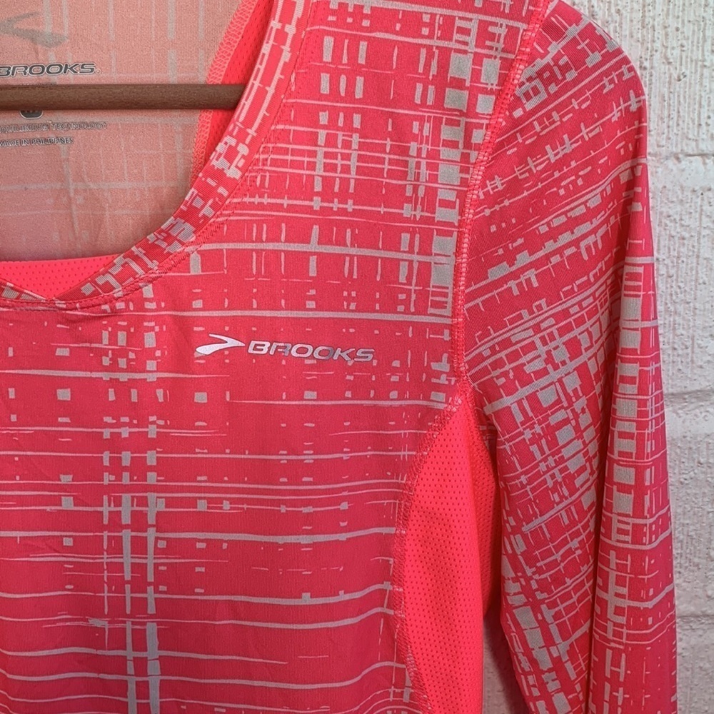Brooks Long Sleeve Neon Pink Running Activewear Shirt sz M - Picture 3 of 8